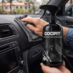 Aplicación de COCPIT sobre interior del coche, limpieza profunda de tapicería y plásticos con enzimas de alta eficacia