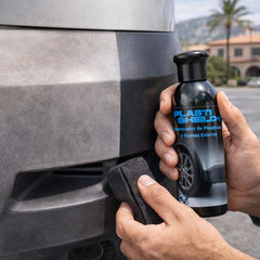 Aplicación de Plastishield sobre paragolpes y molduras negras del coche, acabado tipo showroom sin marcas