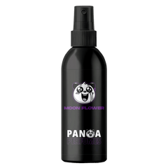 Uso del ambientador para coche Moon Flower Lágrimas de Panda, fragancia floral con jazmín aplicada en el interior del coche