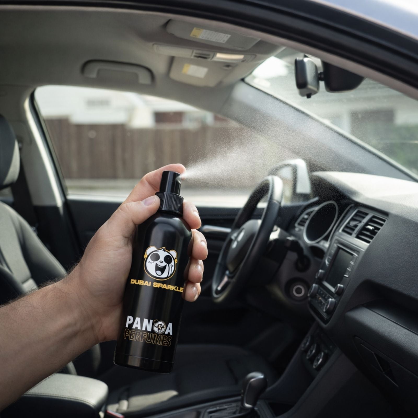 Uso del ambientador para coche Lágrimas de Panda, fragancia oriental con oud y ámbar en el interior del vehículo