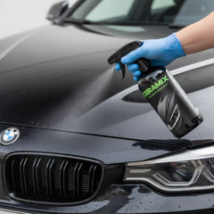 Aplicación de Ceramix sellador cerámico sobre carrocería del coche con microfibra, protección UV y efecto repelente al agua