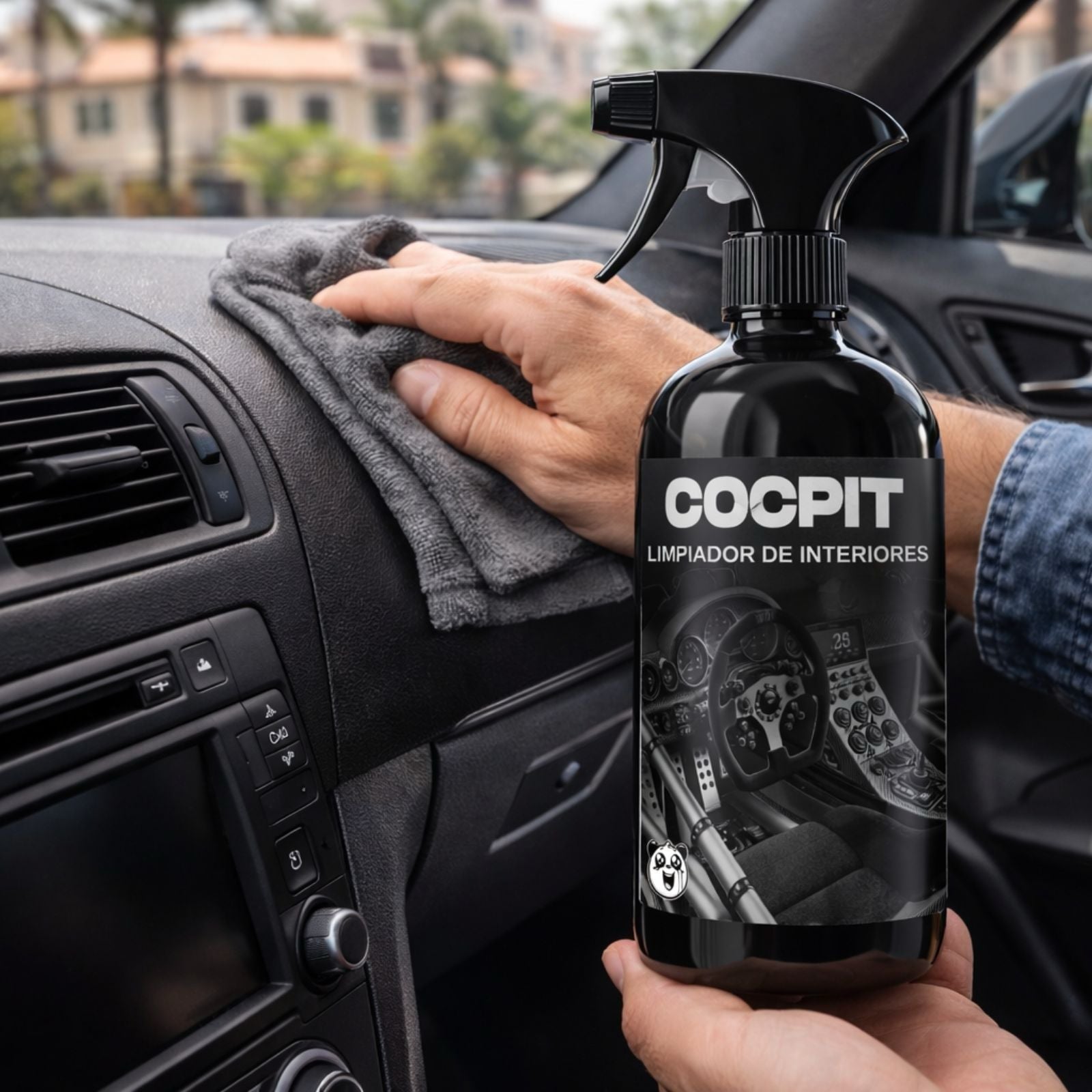 Aplicación de COCPIT sobre interior del coche, limpieza profunda de tapicería y plásticos con enzimas de alta eficacia