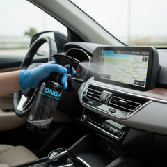Aplicación de DNG+ sobre parabrisas del coche con microfibra, acabado transparente y visibilidad perfecta
